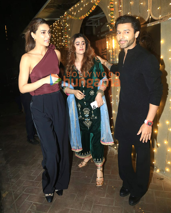 Photos: Kriti Sanon, Nupur Sanon and Stebin Ben snapped in Bandra Photos: Kriti Sanon, Nupur Sanon and Stebin Ben snapped in Bandra