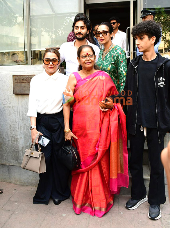 photos malaika arora amrita arora and family snapped outside a restaurant in bandra 2