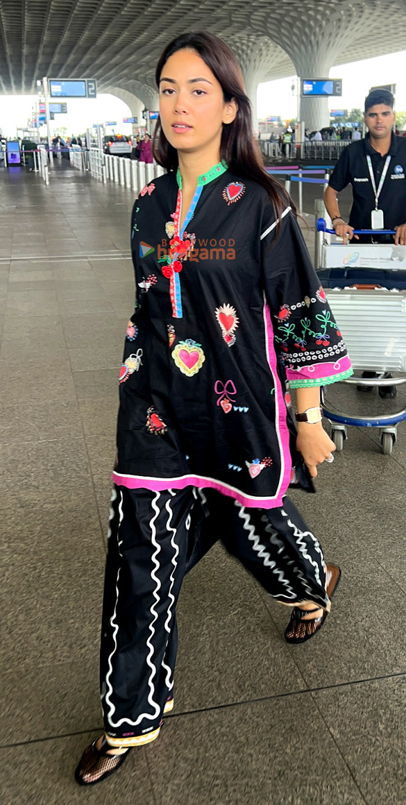 photos malavika mohanan and mira rajput kapoor snapped at the airport 2