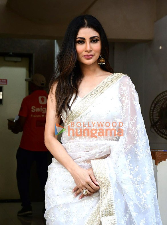 Photos: Mouni Roy snapped post shoot in Bandra Photos: Mouni Roy snapped post shoot in Bandra