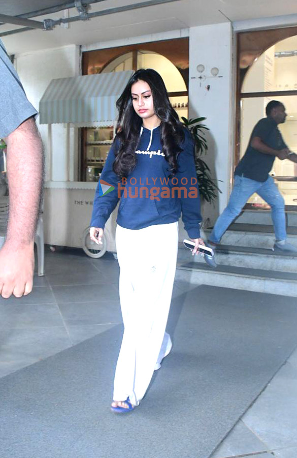 photos nysa devgan snapped outside a salon in bandra 4