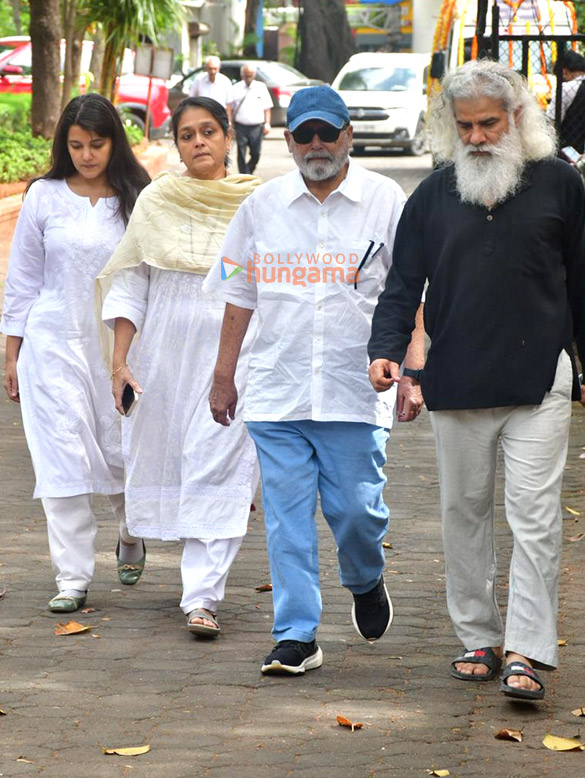 photos rajesh kumar rupali ganguly neil nitin mukesh sumeet raghavan and others attend the funeral of satish shah 13