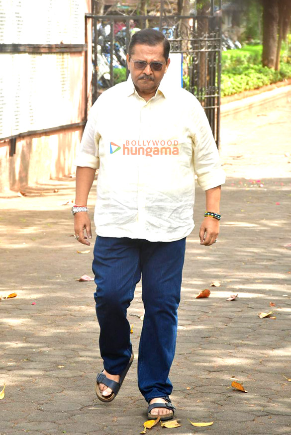 photos rajesh kumar rupali ganguly neil nitin mukesh sumeet raghavan and others attend the funeral of satish shah 16