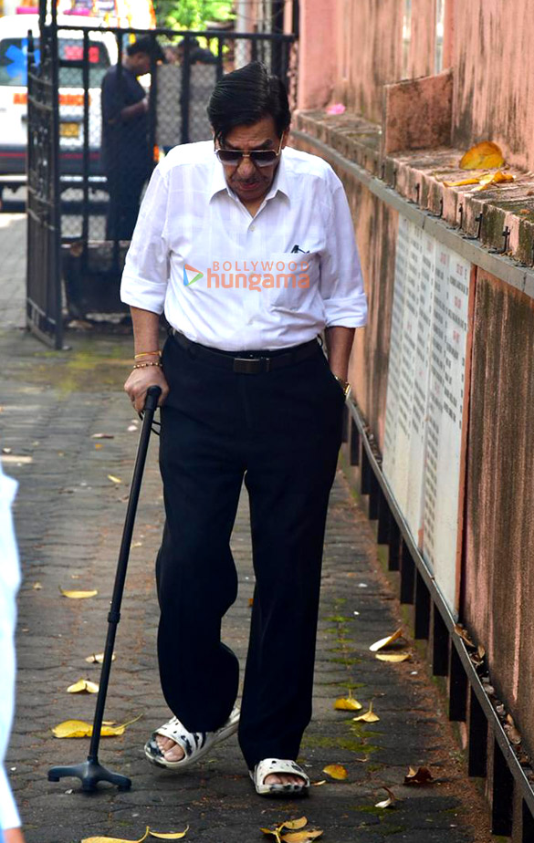 photos rajesh kumar rupali ganguly neil nitin mukesh sumeet raghavan and others attend the funeral of satish shah 17