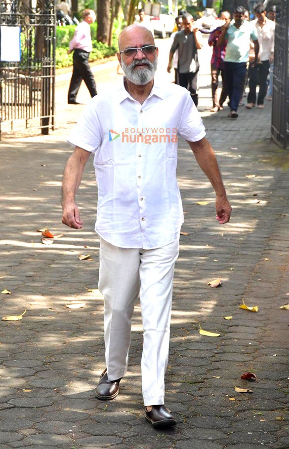 photos rajesh kumar rupali ganguly neil nitin mukesh sumeet raghavan and others attend the funeral of satish shah 18