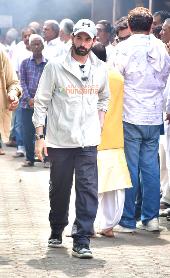 photos rajesh kumar rupali ganguly neil nitin mukesh sumeet raghavan and others attend the funeral of satish shah 32
