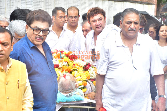 photos rajesh kumar rupali ganguly neil nitin mukesh sumeet raghavan and others attend the funeral of satish shah 35