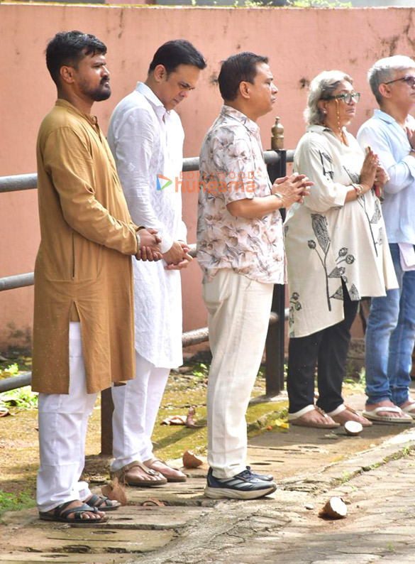 photos rajesh kumar rupali ganguly neil nitin mukesh sumeet raghavan and others attend the funeral of satish shah 4