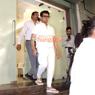 Photos: Sonu Nigam, Johny Lever, Rupali Ganguly, Rajesh Kumar and others attend Satish Shah’s prayer meet
