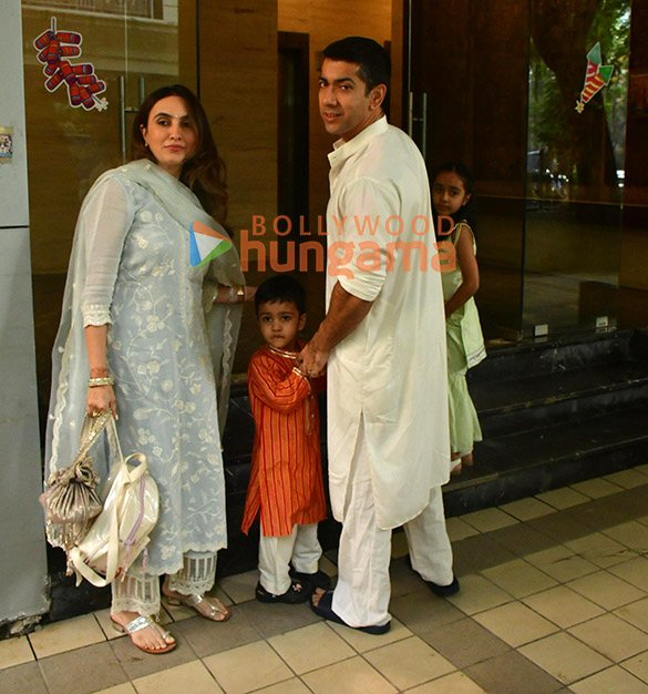 photos varun dhawan snapped with his family during dhanteras puja at david dhawans office in juhu 4