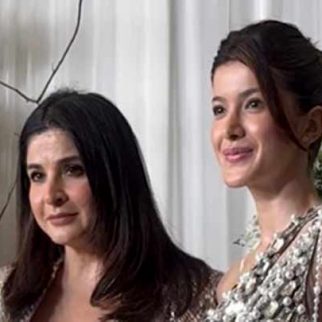 Shanaya Kapoor pose with mum Maheep Kapoor