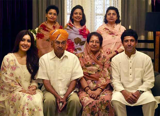 Farhan Akhtar and Raashii Khanna visits Major Shaitan Singh Bhati’s family in Jodhpur to honour the war hero