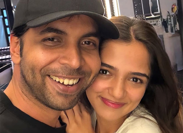 जना को एक नई स्त्री मिल गई! अभिषेक बनर्जी और अहसास चन्ना ने एक नए कॉमेडी प्रोजेक्ट के लिए टीम बनाई, शूटिंग मुंबई में शुरू हुई