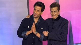 Father son pose for media! Jitendra & Tusshar Kapoor