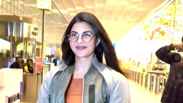 Jacqueline Fernandez spotted at the airport, dazzling with her signature smile