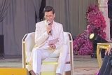 Karan Johar in his element hosting Koffee with Karan at a wedding