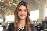 Kriti Sanon spotted at the airport, radiating grace and casual elegance