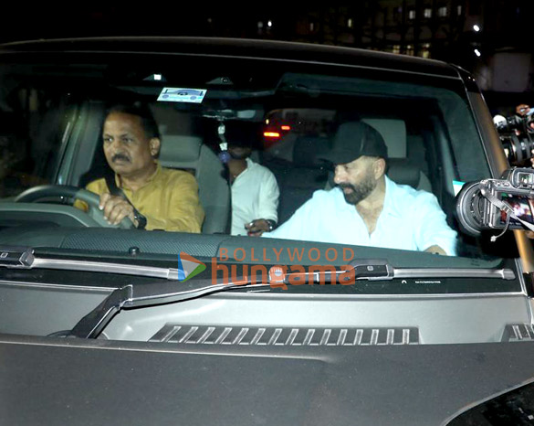 photos aamir khan abhay deol and others snapped outside breach candy hospital 5