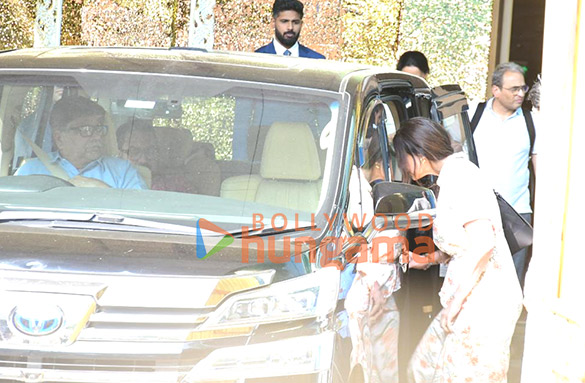 photos aamir khan and gauri spratt snapped at kalina airport 4