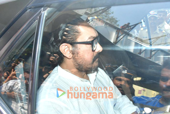 photos aamir khan snapped attending late dharmendras last rites 1