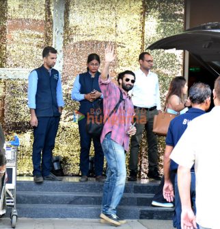 Photos: Aditya Roy Kapur snapped at Kalina airport
