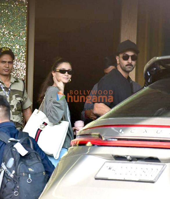 photos alia bhatt and ranbir kapoor snapped at kalina airport 4