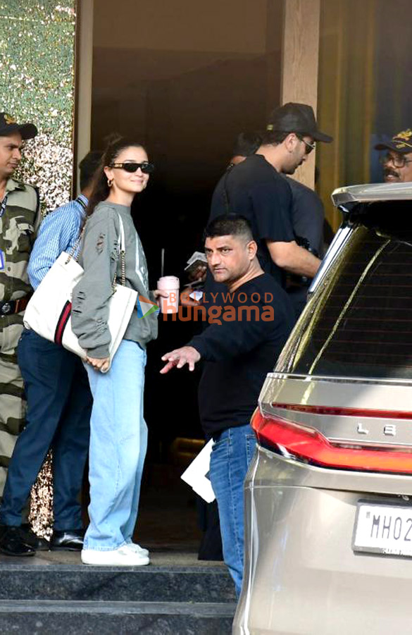 photos alia bhatt and ranbir kapoor snapped at kalina airport 5
