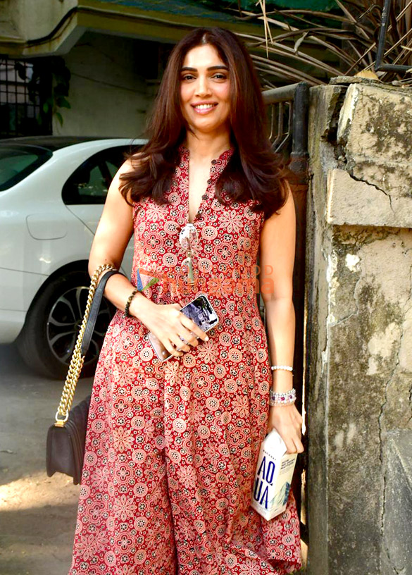 photos bhumi pednekar snapped at kromakay salon in juhu 5
