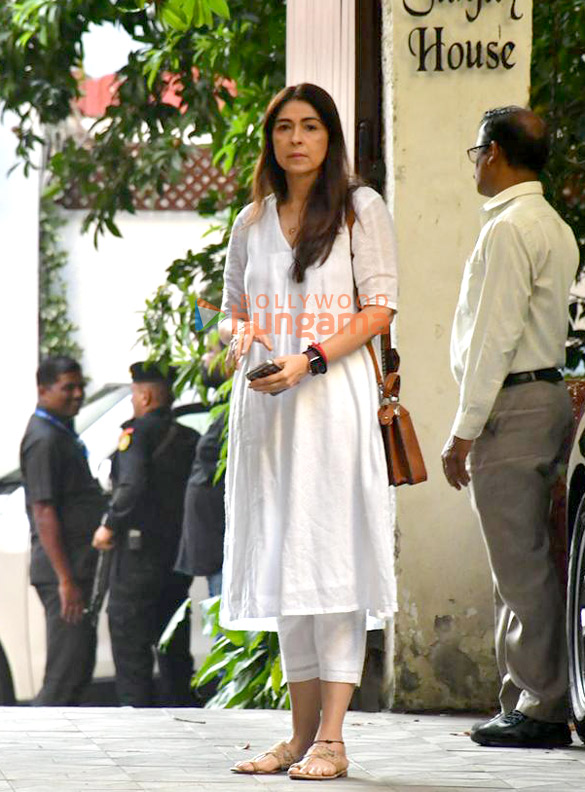 photos hrithik roshan kareena kapoor khan karisma kapoor and others snapped at sanjay khans house in juhu 2