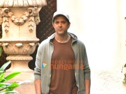 Photos: Hrithik Roshan, Kareena Kapoor Khan, Karisma Kapoor and others snapped at Sanjay Khan’s house in Juhu