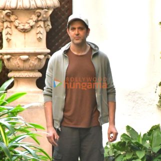 Photos: Hrithik Roshan, Kareena Kapoor Khan, Karisma Kapoor and others snapped at Sanjay Khan’s house in Juhu