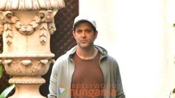 Photos: Hrithik Roshan, Kareena Kapoor Khan, Karisma Kapoor and others snapped at Sanjay Khan’s house in Juhu