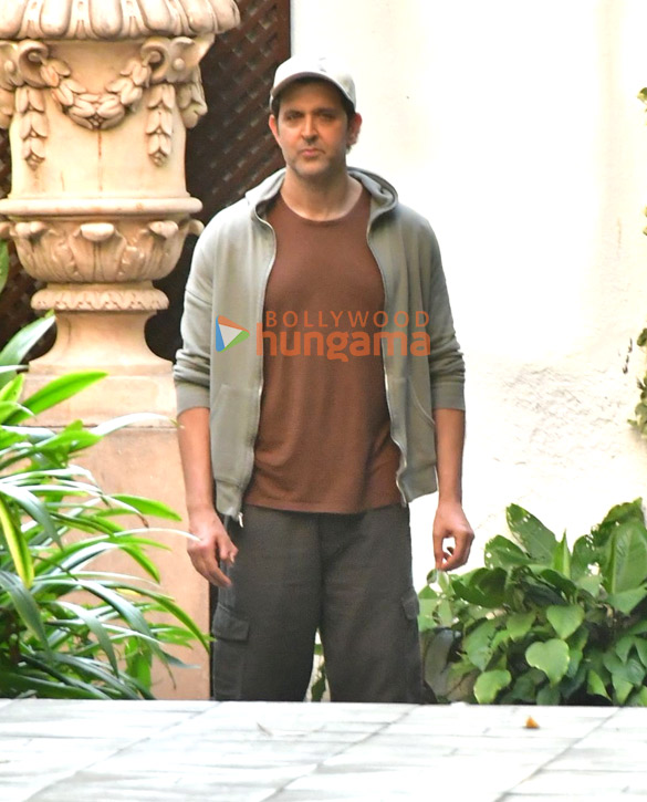 Photos: Hrithik Roshan, Kareena Kapoor Khan, Karisma Kapoor and others snapped at Sanjay Khan’s house in Juhu