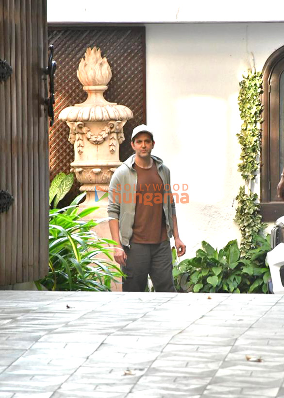 photos hrithik roshan kareena kapoor khan karisma kapoor and others snapped at sanjay khans house in juhu 5