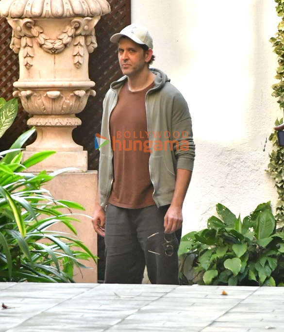 photos hrithik roshan kareena kapoor khan karisma kapoor and others snapped at sanjay khans house in juhu 6