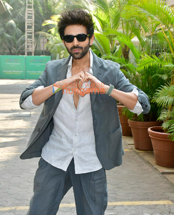 photos kartik aaryan and ananya panday at the formers birthday celebration and the teaser launch of their film tu meri main tera main tera tu meri 10