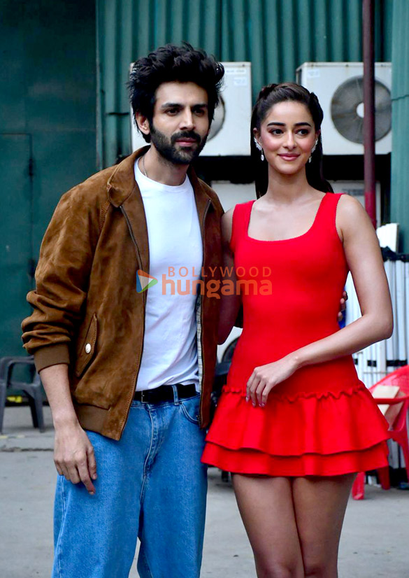 photos kartik aaryan and ananya panday snapped promoting tu meri main tera main tera tu meri 9