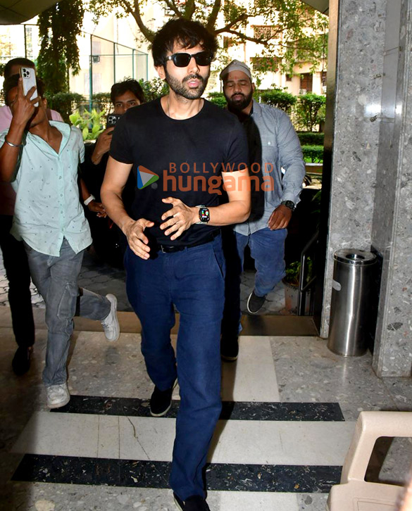 photos kartik aaryan snapped in andheri 4 20