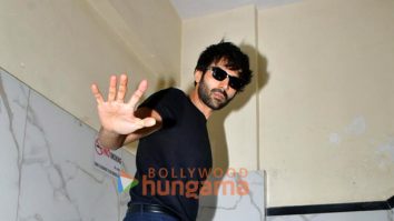 Photos: Kartik Aaryan snapped in Andheri