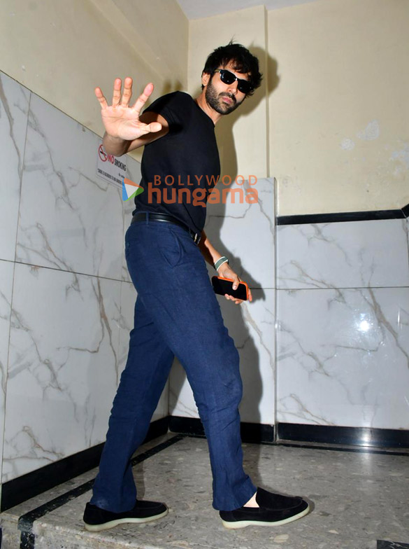 Photos: Kartik Aaryan snapped in Andheri Photos: Kartik Aaryan snapped in Andheri