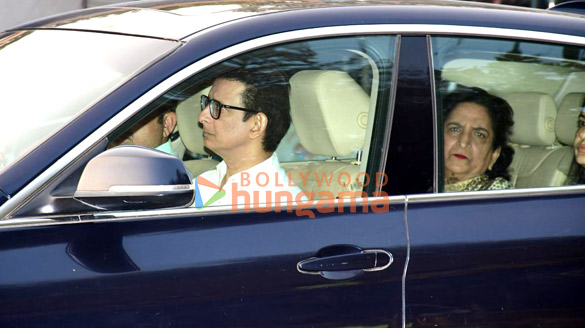 photos maniesh paul sharman joshi and others attend late dharmendras prayer meet 5