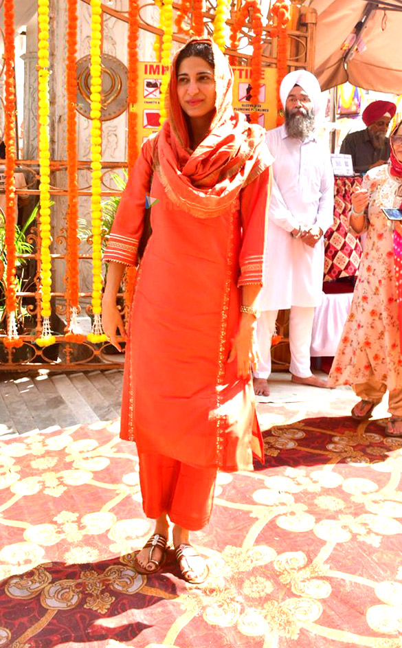 photos nimrat kaur aahana kumra hansika motwani and sunanda sharma visit gurudwara on the occasion of guru nanak jayanti 2