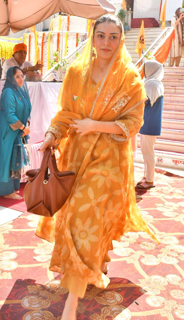 photos nimrat kaur aahana kumra hansika motwani and sunanda sharma visit gurudwara on the occasion of guru nanak jayanti 4