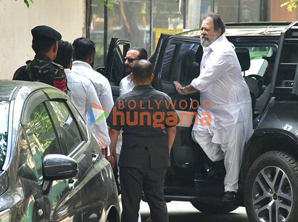 photos saif ali khan karisma kapoor and kunal kapoor snapped at sunny deols house in juhu 5
