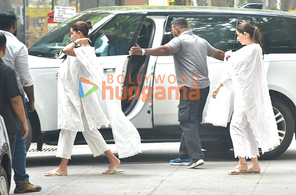 photos saif ali khan karisma kapoor and others snapped at sunny deols house in juhu 8