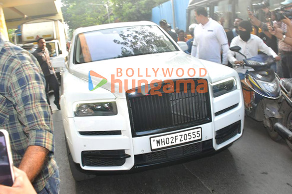 photos salman khan aamir khan amitabh bachchan abhishek bachchan and others snapped attending late dharmendras last rites 55809 5