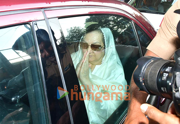 photos salman khan aamir khan amitabh bachchan abhishek bachchan and others snapped attending late dharmendras last rites 567 4