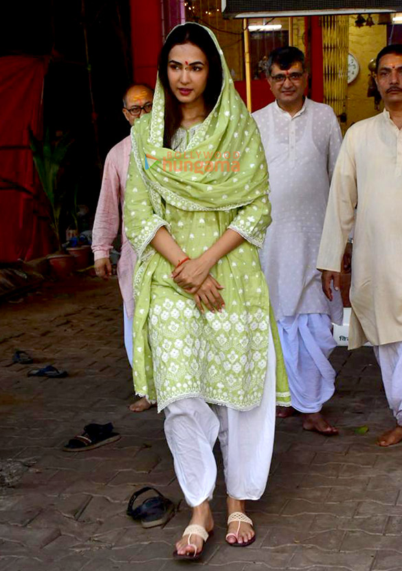 Photos: Sonal Chauhan snapped at a temple in Andheri seeking blessings