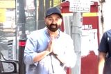 Sunny Deol loses his cool after getting surrounded by the paps