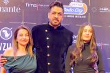 Ab pehechana! Rajat Bedi pose with his family at Bollywood Hungama’s OTT India Fest 2025